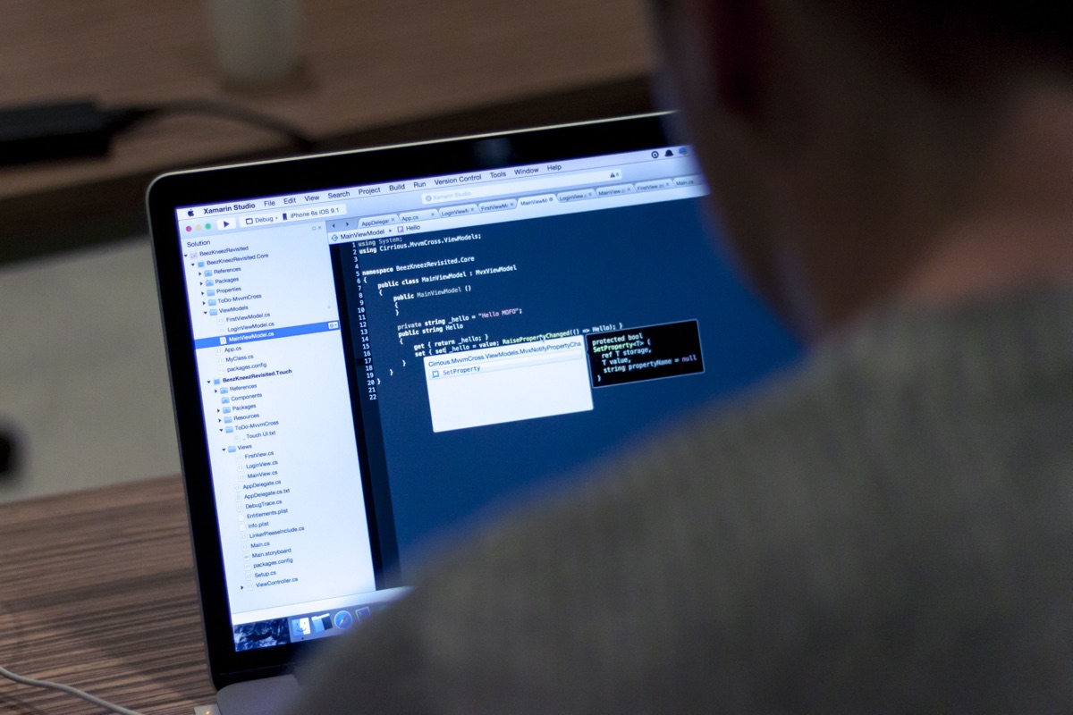 PLC-programma's worden geschreven en getest in software op een laptop of PC