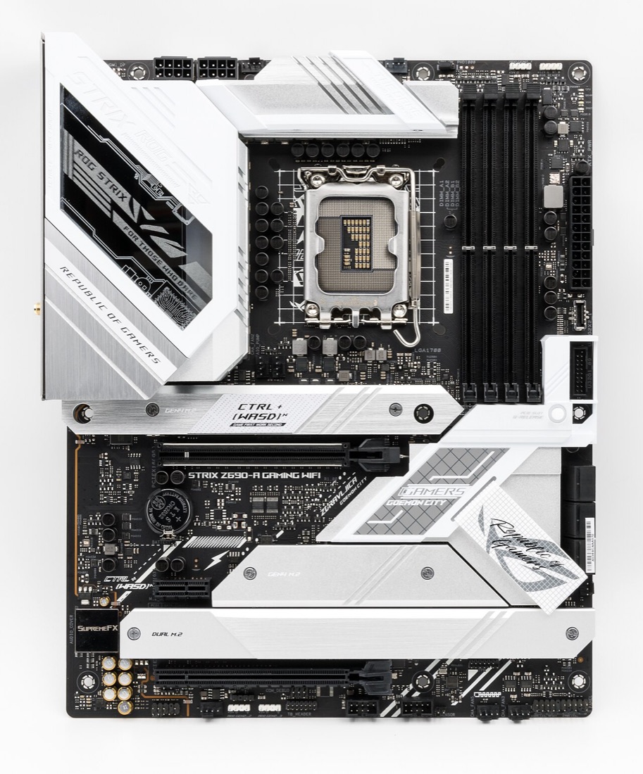 Een modern gaming-moederbord (ATX): processorsocket, geheugensleuven, PCIe-sleuven, M.2-sloten en aansluitpanelen
